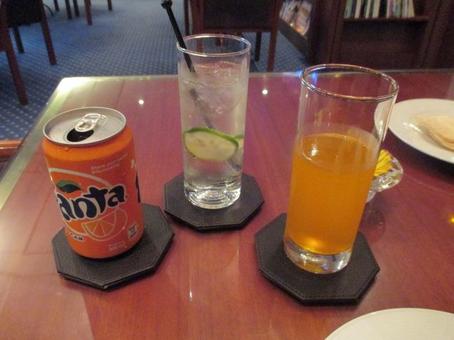 この後スパの予約を入れていたので、ｓｕｋｅｃｏは「ファンタ・オレンジ」。なのにｓｕｋｅｃｏ夫は「ジントニック」をオーダーしていました。酔っぱらっちゃうよ〜。さすがにこの一杯でお酒はやめてたからよかったけど。
