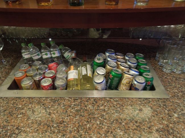 お酒やソフトドリンクたち。お酒は、ビール、ワイン、カクテル、ブランデーなど。スタッフがオーダーを取って運んでくれるときもあれば、自分で入れるときも。その時々でした。