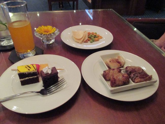 おつまみも少しだけいただきます。チョコレートケーキがおいしかったなぁ〜。さて、そろそろスパへ行かなくちゃ！。