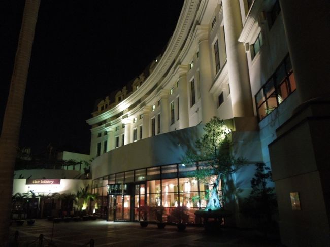 スパのスタッフがタクシーを呼んでくれて、ホテルまで帰ってきました。「ヒルトンハノイオペラ」はコロニアル様式の外観が素敵です！。