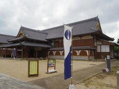 佐賀城本丸歴史館

幕末佐賀藩の挑戦、という部屋の四方の障子にプロジェクション・マッピングを写す特別展開催中。
入ったのは木曜の１７：００、なので、一人だけで上映開始でした。
スタッフの説明のあと、5分の映像。スクリーンになる障子の幅が細いのとストーリーが今一つわからないので、ちょっときれいだったなあ、ぐらい。
