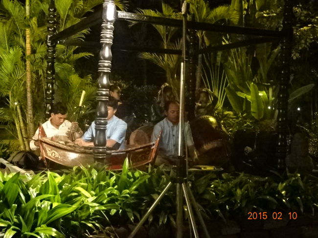 舞台脇の伴奏者席<br />