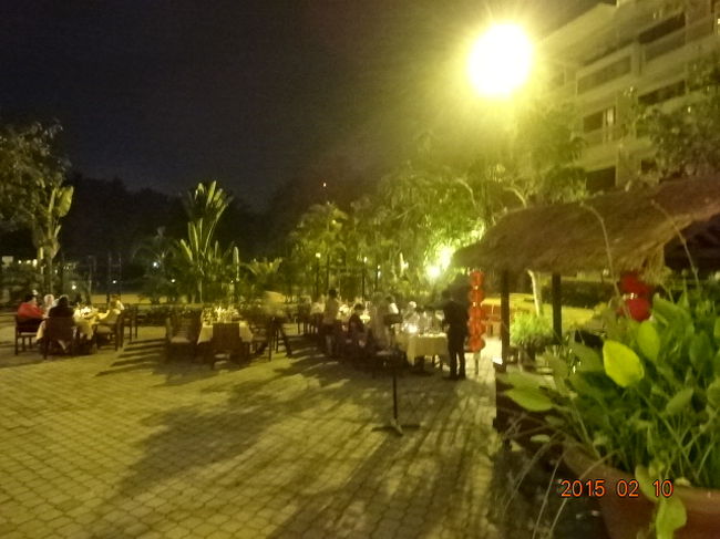 <br />カンボジア料理を味わいながら<br />ダンスを見物した<br />ホテルの中庭