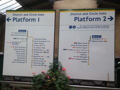 Day 2
夕方からエミレーツカップ観戦があるので、それ以外はロンドン観光！
今日は雨です。２０度位だったかなー。ちょいと涼しすぎる。


ベイズウォーター駅。
コンパクトな構内で、木製の階段がいい味を醸し出してた。
ちょいちょいお花が飾られていて素敵です。

チューブ各線が色分けされていて、かつ、目立つ所にこの案内看板があるのでどっちに向かうのか？何番線か？が分かりやすかった！！

まずは、ウエストミンスター駅に行ってビックベンを見るゾー！！