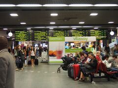 ブリュッセル南駅に着きました。
ここからホテルのあるセントラル駅までは地下鉄ではなくIC国鉄で行きます。

【ベルギーの国鉄について】
国内線は普通（CR)・快速(IR)・特急(IC)全て同じ運賃

※下記のいずれもセントラル駅停車します。
【ICなら】Liers,Dinant,Luxemburg, Amsterdam, Saint Nicolas, Antwerpen方面
【IRなら】Anvers-Central, Louvian, Brussels-Airport方面

でもこのような予備知識をメモして向かいましたが、結局よくわからなく、駅員さんに聞きました。笑

ブリュッセル南駅は治安が悪いと聞いていたので、気を付けていましたが
あんまりそのような雰囲気は感じませんでした。