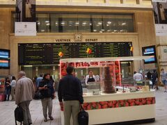 数分で中央駅に到着しました。
ここでもチケットを機会に通したり、見せたりすることはありませんでした。
キセルとか大丈夫なのだろうか。。

この大きい電光掲示板があるのはホームから二回エスカレーターを上がった地上階になります。
