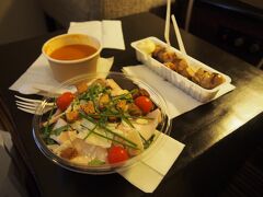 時差ボケ＆お腹がいっぱいだったので、夜ご飯はホテル近くのエキスキでサラダとウインナーと魚介のトマトスープを買ってホテルでパッと食べて、早めに就寝しました。