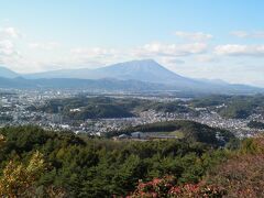 2013/10/28　岩山展望台

岩山展望台にやって来ました！！
遠くに見えるのは、岩手山です・・・
鹿島建設株式会社が寄贈した展望台もありました・・・