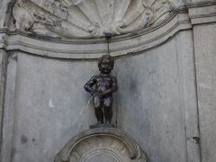 グランプラスを抜け、小便小僧へ。
言われている通り、拍子抜け感は否めませんが、
ジュリアン君小さくてかわいいです♪