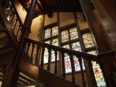 グランプラスに戻り王の家（博物館）へ。
ここにはジュリアン君に各国から送られた衣装がたくさん展示してあります！
建物自体も世界遺産なので木枠とステンドガラスの組み合わせが素敵でした。

※メモ：王の家という名前だが、王宮として使われていたことはないとか