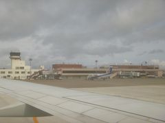 A.M８：００に羽田を発った時は思いっきり雨でしたが、ここ　青森空港は曇り。

コンパクトな空港が見えてきました。