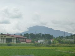 どんよりとした空でしたが、だんだん雲が晴れてきて、岩木山が姿を見せてくれました♪

旅の始めのドライバーは長男♪
安全運転でたのまー

ヾ(●´∀｀●)　