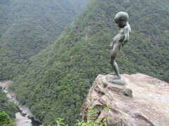 ホテル祖谷温泉近くに小便小僧があります。こんな崖の上。怖いくらいの高さです。