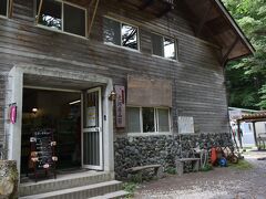 広河原山荘に立ち寄り、間ノ岳の登山バッチ500円を買います。
北岳山荘では売り切れでした。