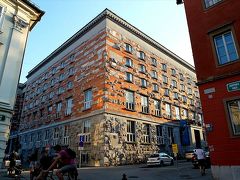 …凹凸した外壁に特徴がある国立大学図書館。

これも、リュブリャーナのあちこちに建築作品を残しているプレチニクの作。

リュブリャーナ城から見下ろした時にはロの字型に見えたんですが、残念ながら図書館会員でなければ内部には入れず、確認は出来ませんでした。