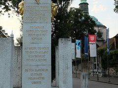 ちょいと今日のお宿のホテル・プリ・ムラクに帰って一休み。
ちょっと日が翳った頃にまた歩き出す。

ホテルすぐそばのフランス革命広場オベリスク向こうに、古びた教会のドームらしき建物が。