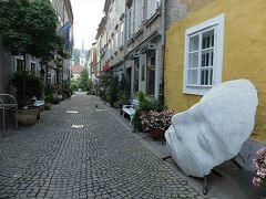 クリザンク・チャーチ脇のKrizevniska Ulicaは、小さなアート・ギャラリーが並ぶ小粋な通り。

長さ２００mほどの短い通りですが、花やベンチも並ぶ散歩道にもなっていて、リュブリャニツァ川向こうの聖ジェームス教会の尖塔がきれいに見えます。
こんな通りも歩いてみては？

この大きなお面のようなオブジェが置いてあるギャラリーでは…、