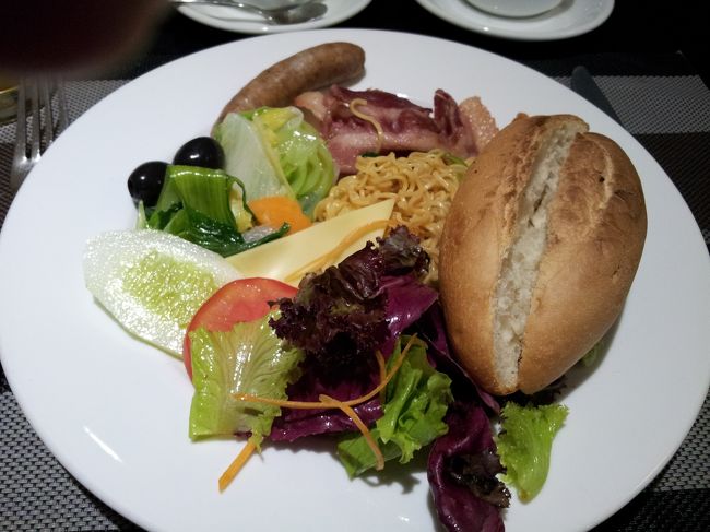 朝から朝食をガッツリ！<br /><br />パンは毎日食べても飽きない美味しさ！<br /><br />運動も兼ねて、ホエンキム湖を散歩。<br /><br />太極拳やダンスをしている人たち、みんな朝から元気です！