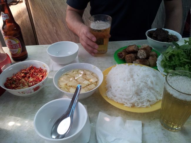 その後、ドンスアン市場に行きバッチャン焼きの小皿と湯呑をGet。<br />日本語が上手な女性が対応してくれます。<br /><br />「電子レンジ大丈夫！」とのことです。<br /><br />その後マッサージに行き休憩。<br /><br />そして、お待ちかねのブンチャー！！！<br /><br />「ダックキム」です。（たぶん、汗）　<br /><br />同じ名前のお店が沢山あるので迷いますが、日本のガイドブックを頼りに無事到着。<br /><br />一階は満席なので二階へ。<br /><br />その後、ツアー客が沢山来たので、きっとここが、あの「ダックキム」なのだと確信しました。（ホッ）<br /><br />感想は、、、、、、うまーーーーい！！！<br /><br />炭火焼きの肉の香ばしさ、少し酸っぱい汁に絡まったブン、香草の香りが鼻から抜け絶妙な美味しさ！<br /><br />是非また食べたい！！