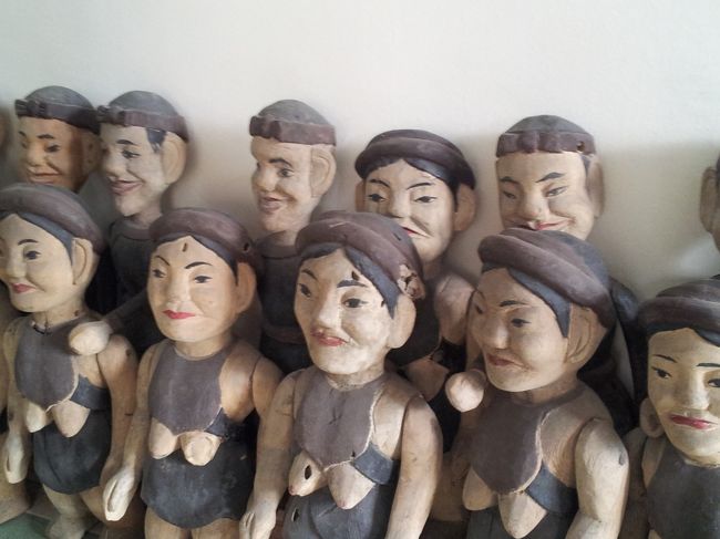 さて、時間になりましたので、劇場へ向かいましょう。<br /><br />入れ替え制のため、劇終了後はロビーが大変込み合います。<br /><br />そんなに広くない劇場です。<br /><br />言葉がわからないので、人形のパフォーマンスと生の民族楽器の演奏で楽しみます。<br /><br />カメラの持ち込み料金があるようなのですが、一眼レフとかビデオカメラをお持ちの方は支払っているようでしたが、<br /><br />スマホは特に徴収されず、みんな写真や動画を撮っていました。<br /><br />鑑賞時間は30分ほど。エアコンがかかった劇場ではzzz。。と寝ている方もいましたね。環境は快適です。