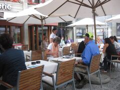夕食へ。

学校広場からほど近いヴェリア広場にあるハウザー。
テラス席がステキな人気のレストラン。