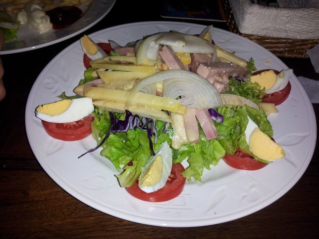 明日の出発は早いので、夜はホテル周辺で軽く済ませました。<br /><br />翌朝、ホテルで朝食をとる時間がないので、チェックインの時に<br /><br />お弁当の用意をお願いしておきました。<br /><br />翌朝、A.M.5:00にフロントへ降りると、ロビーは真っ暗？！<br /><br />ソファーで、ドアマンや受付の方が爆睡していました（笑）。<br /><br />彼らを起こし、チェックアウトし、無事に朝食のお弁当も受け取り、<br /><br />（暴走）タクシーで空港へ向かいました。<br /><br />8：00のフライトでしたので、空港はガラガラ。<br />コーヒーショップもやっとオープンし、飲み物をGetして、朝食のサンドイッチとゆで卵、バナナを頂きました。<br /><br />さぁ、日本へ帰国です。<br />