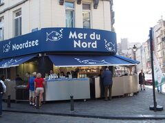 で、ここはブリュッセルで絶対に行く!!と決めていた、魚介バー「Mer du Nord（メール・デュ・ノール）」
ベルギーは美食の街ですので、魚介類もおいしく頂けるのです！

カウンターで食べたい材料×調理法を伝えると名前を聞かれます。料理が出来上がると大きい声で呼んでくれるので分かりやすいです。

■メモ：支払いは前払い。現金のみ。
火〜土 11時〜18時　日曜は20時まで　月曜休み
※変動すると思うので要確認です。


