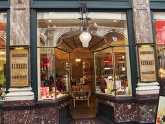 Nuhaus（ノイハウス）です。
ショーウィンドウも可愛らしくて、ウキウキします♪

このあとホテルに一回戻り、休憩をしました。
やはり立地が良いので便利です。

この日の後半は次の旅行記に続きます。