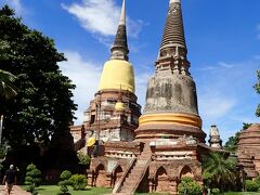 次に訪れたのはワット ヤイ チャイ モンコン。
ビルマ軍に敗れて破壊の限りを受けたワット マハータートとは
対照的にここの仏像群は首も残っていて保存状態が良好。