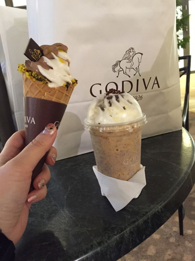 花火も終わる頃にはGODIVAがすいてて<br />念願のドリンク&amp;ソフトクリームGET！<br /><br />購買意欲もさく裂し、大満足の<br /><br />一泊二日！<br /><br /><br /><br />お土産に買って帰った<br />かけてみそ つけてみそ にハマりまくるのでありました。。