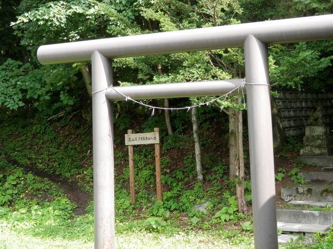 この神社の横から登山口があった。