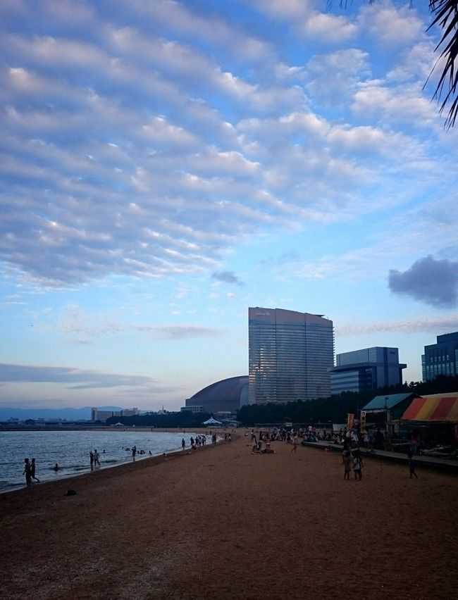 まだ泳いでる人います。海あまりキレイじゃないのに。。。