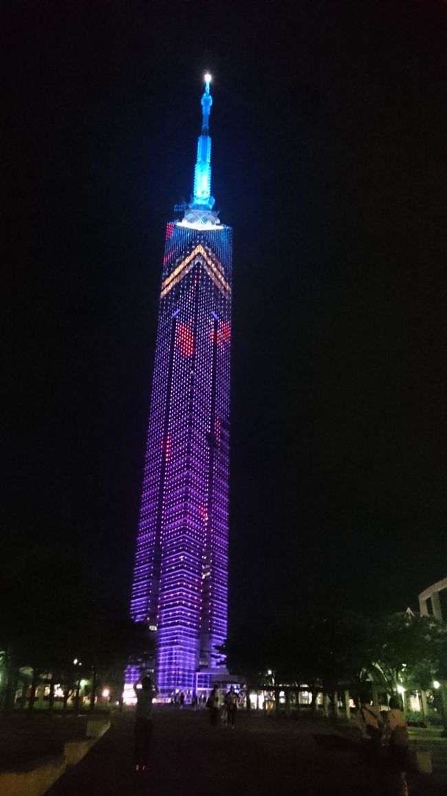 夜は金魚が泳ぐライトアップ。<br />かなり離れないと金魚感がわかりません。