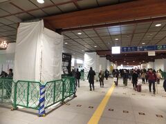 金沢駅に入りました。開通直前の準備が着々と行われていました。