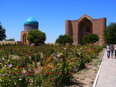 ２時間半ほどでトルキスタン到着。僕だけは町の手前にあるコジャ・アフメド・ヤサウィ廟の近くで下車。花畑の先にドームが見えてきた。