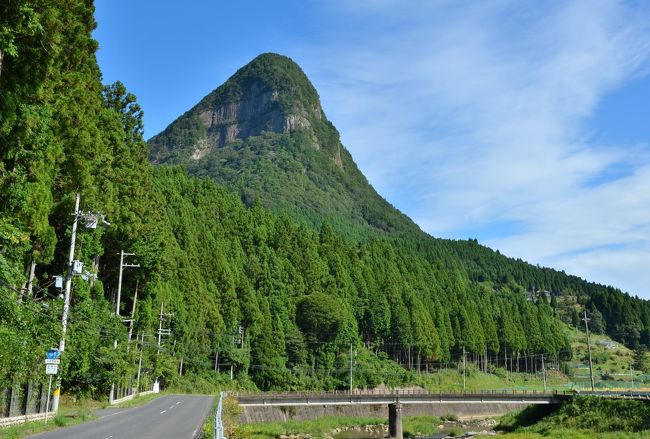 鎧岳（高さ894m）別称雄岳は、あたかも天を摩す鎧を着たような<br />雄々しい岩山であることから名づけられています。