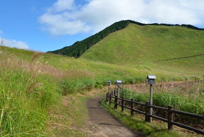 曽爾高原・お亀池の横を歩く。