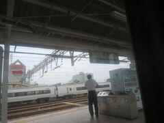 10:03　高萩駅に着きました。（水戸駅から58分）

留置線（画面奥の白色の車両）には、かつての「スーパーひたち（E651系）」が留置されています。（現在は運用されていない模様）