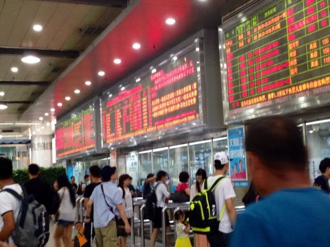 広州駅東側のバスターミナルから珠海へ<br />1人65元<br /><br />