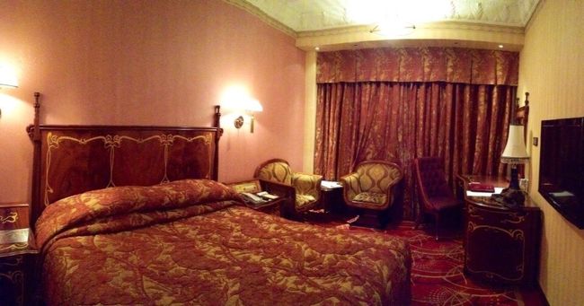 マカオ側イミグレ抜けてリスボアの無料バスでリスボアホテルまで<br /><br />宿泊客以外誰でも使えます<br /><br />リスボアさすがに古さ感じるがいいホテル