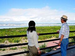 桜島の展望所から鹿児島市内を見る。