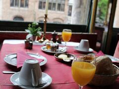 おはようございます♪
今日はゲントへ行きます。

が、その前に朝食です(^o^)
このホテルのダイニングルームは運河沿いなので、とっても眺めが良いとの口コミが。
それでこのホテルに決めたので、楽しみにしていました。

早く行かないと窓際席は取られちゃう！
朝食は8時からだったので、8時ちょうどに行きました。
無事、窓際をゲット〜♪