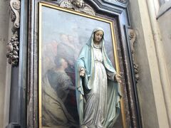せっかくここまで来たので、聖母教会に入ってみる事にしました。

美しいマリア様がお出迎え。
