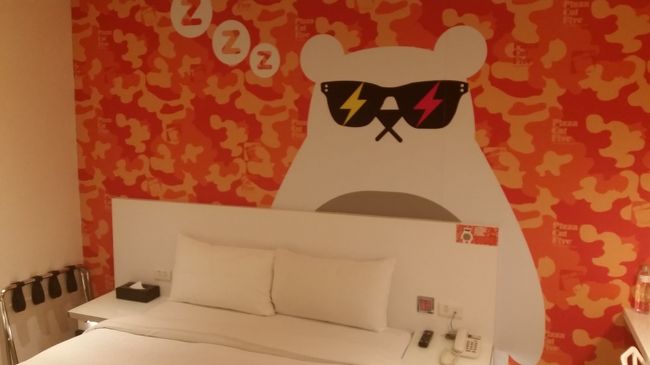 ホテルは窓なしです。外の様子がわからないので、部屋にいる限り台風の様子もわかりません。