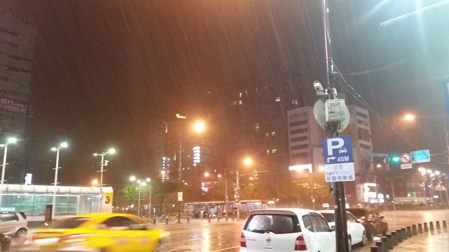 ホテルに戻ってきた0時頃は大雨になっています。西門駅