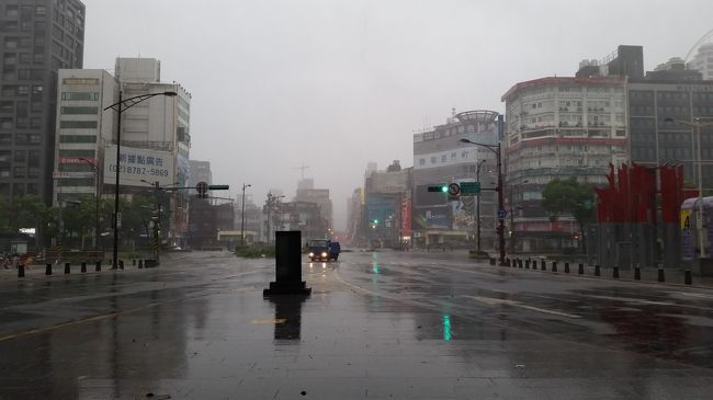 翌朝。風雨がひどくなっています。