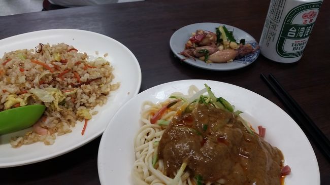 昼からビール。チャーハンも、麺も美味しかった。