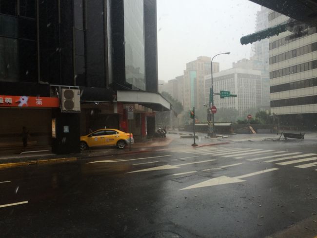 看板が飛びそうで危険。