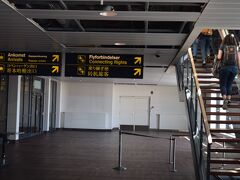 シップは定刻よりやや早くコペンハーゲン・カストロップ国際空港に到着しました。

ここでヘルシンキまでの乗り継ぎです。カストロップ空港には、

随所に日本語の案内があったり、降機したところにはスカンジナビア航空の

日本人の案内係りの方がいて、親切にアシストしてくれます。