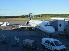 シップは定刻よりだいぶ早くヘルシンキ・ヴァンター国際空港に到着しました。

シップはBoeing717 スターアライアンス塗装機。到着時刻は現地時間19:30すぎ。

約北緯60度のヘルシンキ。まだまだ明るいです。